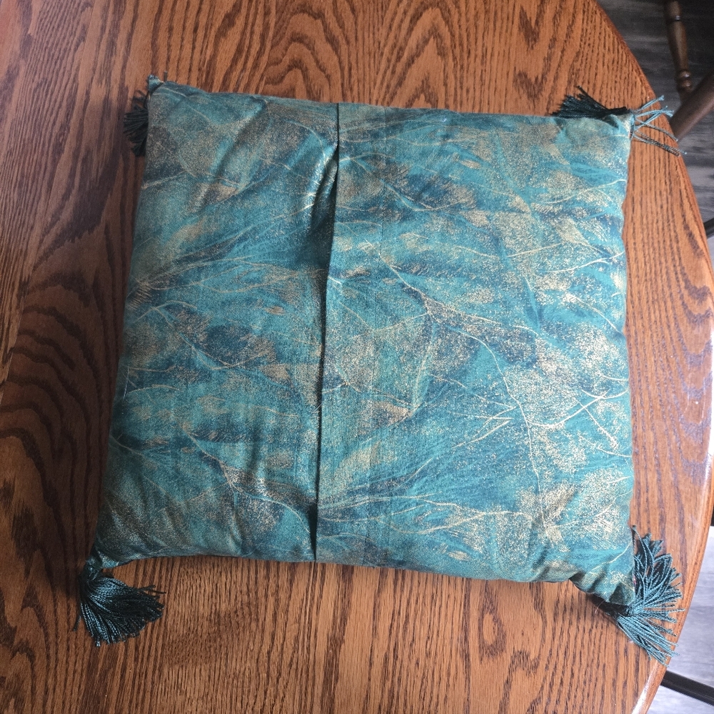 Festive Wreath Pattern Pillow - Picture 3 of 5